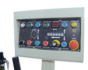 Panneau de contrôle avec affichage numérique <br>électronique de la vitesse d'entraînement et bouton d'arrêt d'urgence
